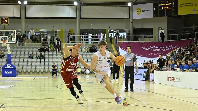 Tim Herzog (am Ball) wird in der kommenden Saison bei den Vestest&auml;dtern bleiben.