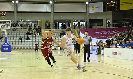 Tim Herzog (am Ball) wird in der kommenden Saison bei den Vestestädtern bleiben. Tim Herzog (am Ball) wird in der kommenden Saison bei den Vestestädtern bleiben.