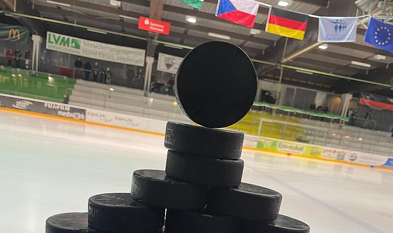 Pucks vor dem Aufw&auml;rmen