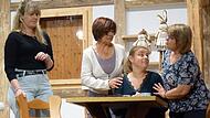 Theater in Lonnerstadt: Tochter Renate (Susi Herzog), Gisela (Monika Teufel) und Karola (Heidi Singer) versuchen Therese (Linda Ochs, Zweite von rechts), zu tr&ouml;sten. Sie ist bereits nach zwei Wochen mit den Nerven runter.