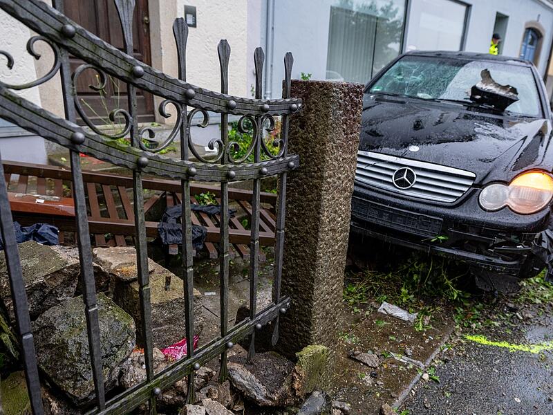 Mann f&auml;hrt in Passau mit Auto in Menschengruppe