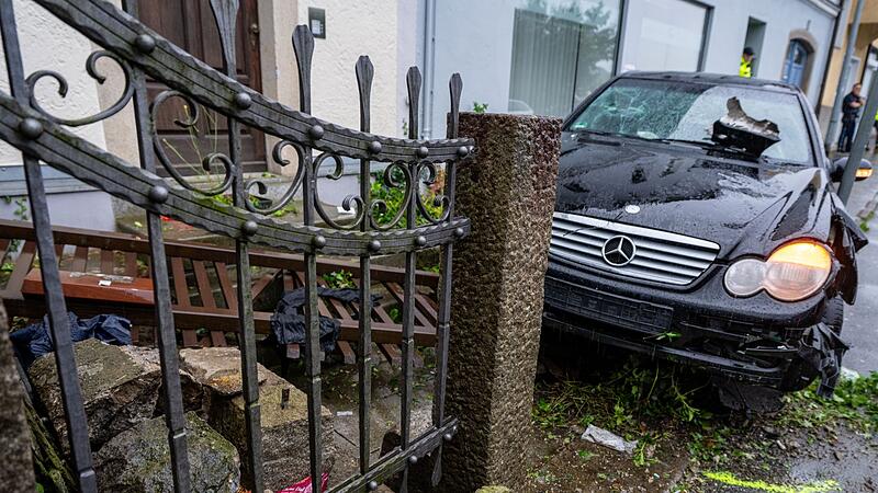 Mann f&auml;hrt in Passau mit Auto in Menschengruppe