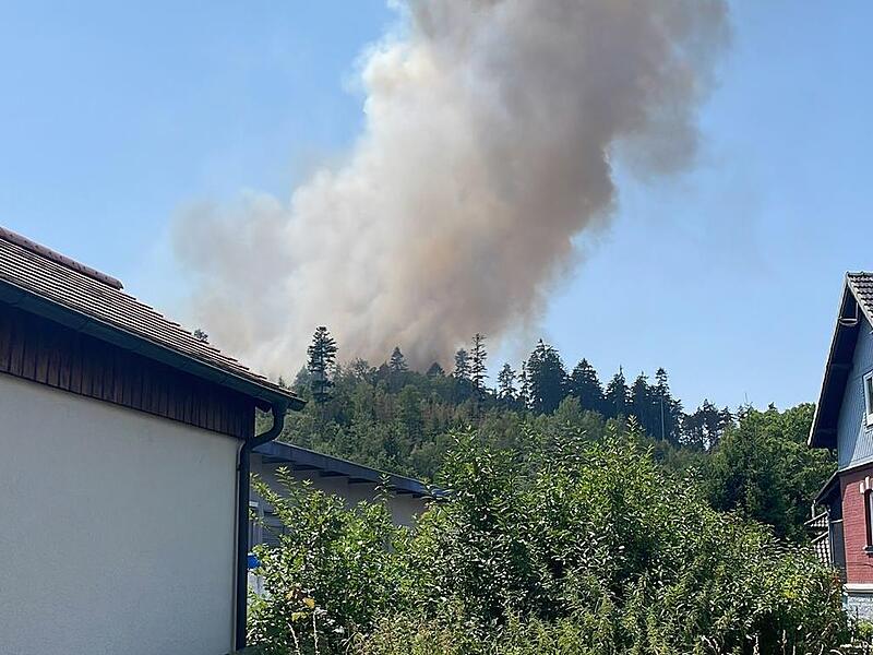 Eine riesige Rauchsäule zieht über die Häuser.