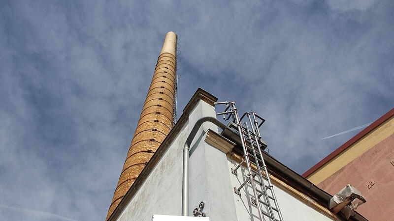 Hoch hinaus ragt der Schornstein der Alten Spinnerei in Forchheim.
