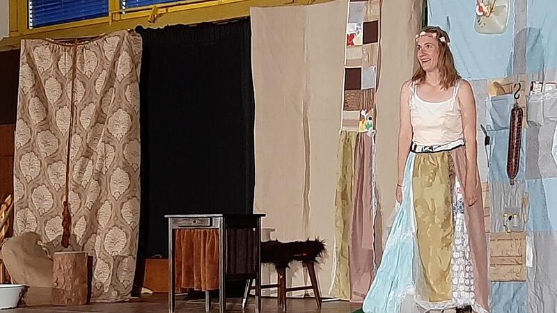 Rebekka Herl in ihrer Hauptrolle als Emma &ndash; die durchlebt w&auml;hrend des St&uuml;cks ein Gef&uuml;hlschaos.