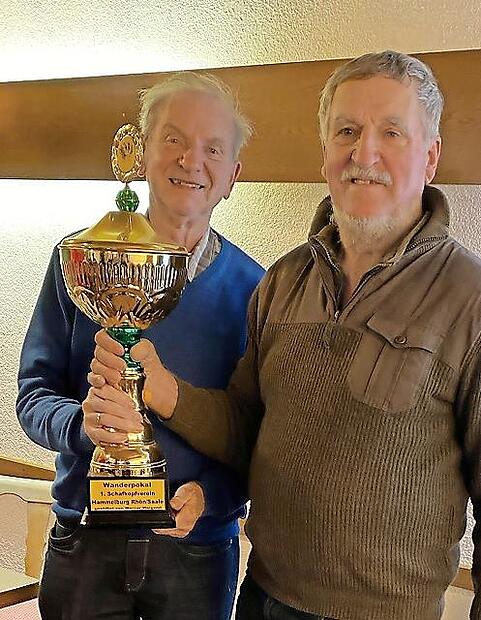 Pokalstifter Werner Weigand &uuml;bergibt den Wanderpokal an den neuen Vereinsmeister Engelbert Kleinhenz.