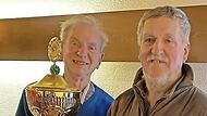 Pokalstifter Werner Weigand &uuml;bergibt den Wanderpokal an den neuen Vereinsmeister Engelbert Kleinhenz.