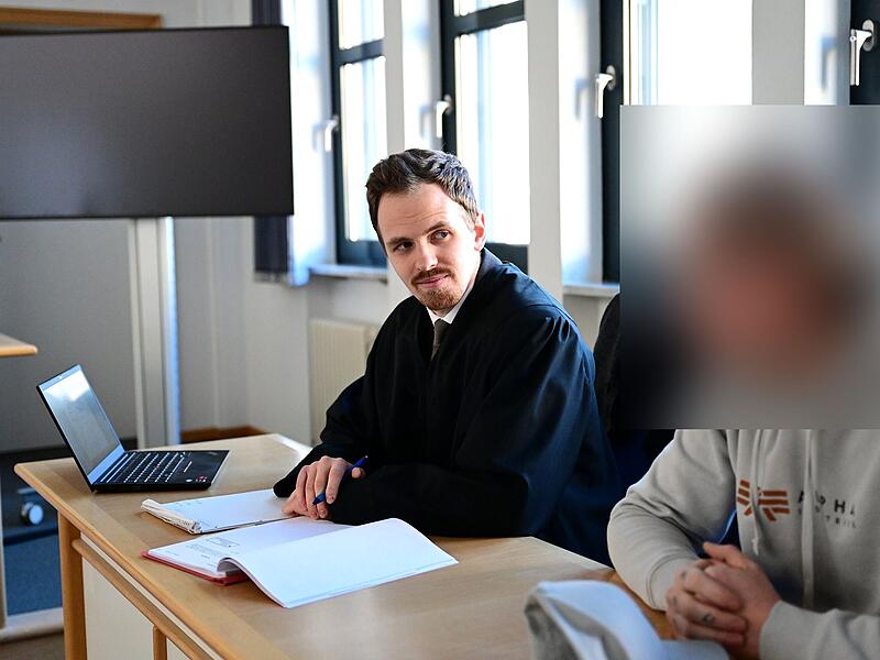 Rechtsanwalt Stefan Plischke aus Hallstadt und der Angeklagte kurz vor Prozessbeginn