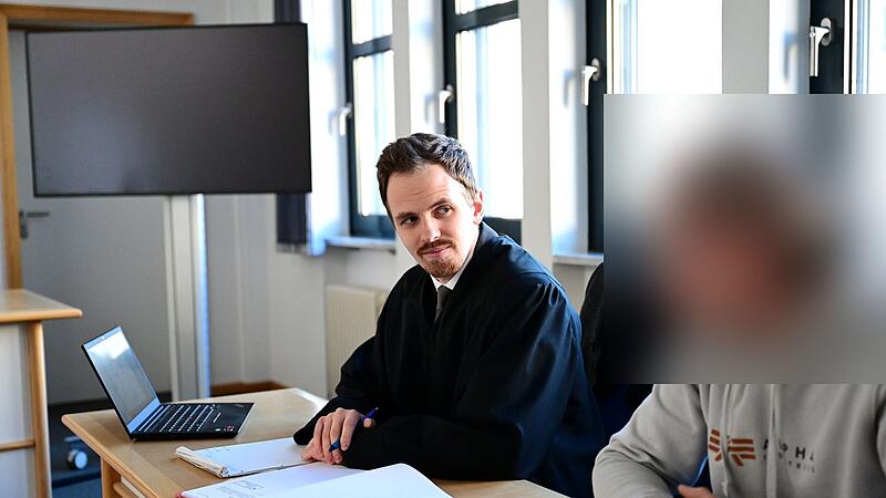 Rechtsanwalt Stefan Plischke aus Hallstadt und der Angeklagte kurz vor Prozessbeginn