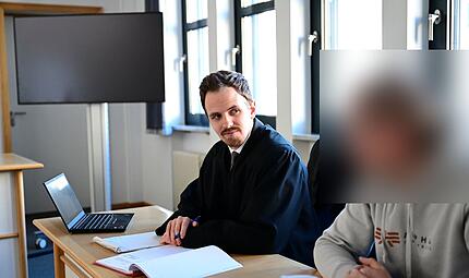 Rechtsanwalt Stefan Plischke aus Hallstadt und der Angeklagte kurz vor Prozessbeginn