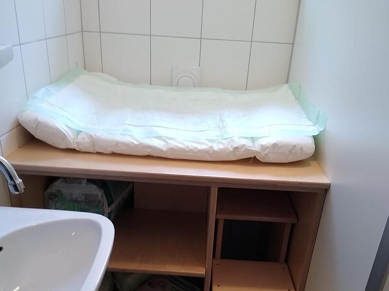 Wickeltische sind selten in M&auml;nnertoiletten zu finden. Es sind viele kleine Schwierigkeiten wie diese, auf die M&auml;nner treffen, die sich in Erziehungsverantwortung einbringen wollen.