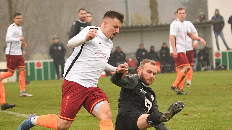 Lukas Werner (li,, hier gegen den Lichtenfelser Fabian Funk) hielt mit seinem Treffer die Ebersdorfer Chancen auf den direkten Klassenerhalt aufrecht.