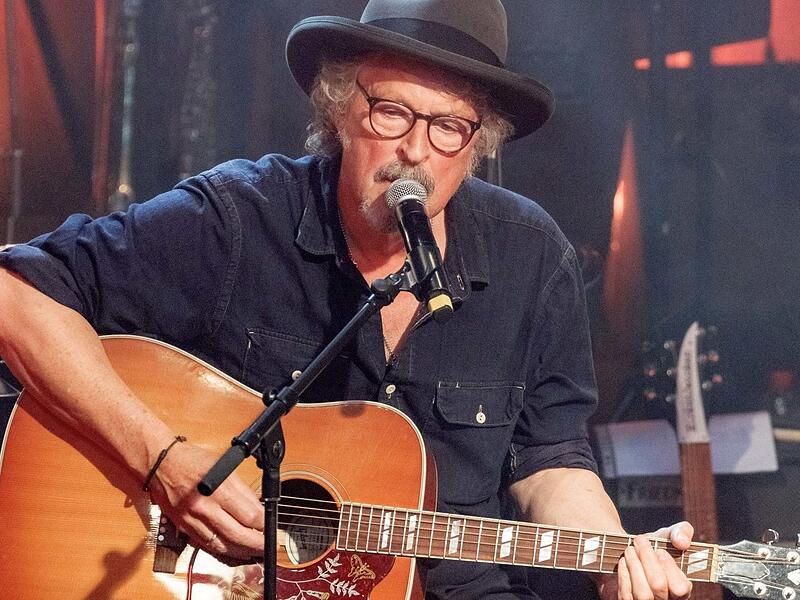 Es ist verdammt lang her, dass er zum ersten Mal zur Gitarre griff. Es ist verdammt lang her, dass er zum ersten Mal zur Gitarre griff.
