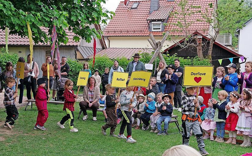 „Falls du fragst, ich bin ein Kind vom Dorf. Großstadt-Affen raffen nicht Dorflove“ sangen die Kinder der „Hasen“-Kindergartengruppe, die stolz sind, ein Dorfkind zu sein. „Falls du fragst, ich bin ein Kind vom Dorf. Großstadt-Affen raffen nicht Dorflove“ sangen die Kinder der „Hasen“-Kindergartengruppe, die stolz sind, ein Dorfkind zu sein.