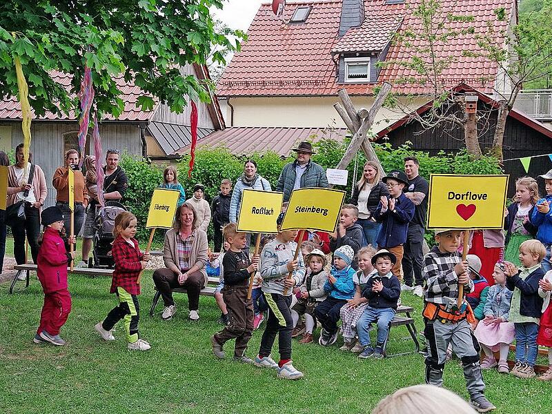 „Falls du fragst, ich bin ein Kind vom Dorf. Großstadt-Affen raffen nicht Dorflove“ sangen die Kinder der „Hasen“-Kindergartengruppe, die stolz sind, ein Dorfkind zu sein.