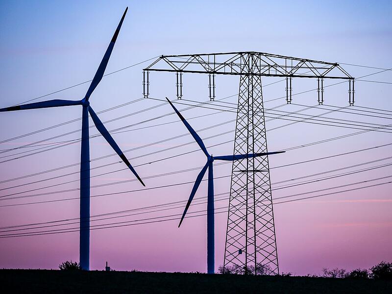 Windräder hinter Stromleitungen Windräder hinter Stromleitungen
