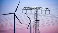 Windräder hinter Stromleitungen Windräder hinter Stromleitungen