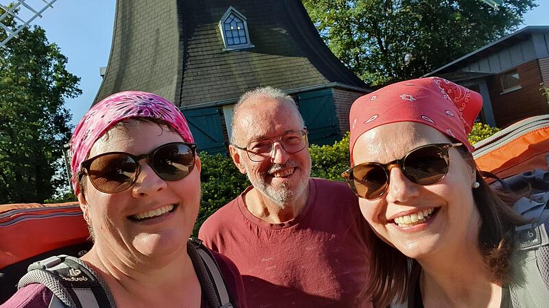 Sandra Zeitler (links) und Christine Fischer  mit Wolfgang,  dem „Hausmeister“ der Windmühle in Dibbersen