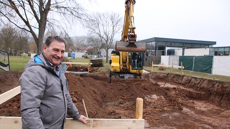 Südlich des Hallenbades haben auf der Liegewiese des Freibades die Erdarbeiten für die Erweiterung der Sauna begonnen. Betriebsleiter Edgar Beck (links) hofft, dass die neue Sauna bis Juni fertig wird. Südlich des Hallenbades haben auf der Liegewiese des Freibades die Erdarbeiten für die Erweiterung der Sauna begonnen. Betriebsleiter Edgar Beck (links) hofft, dass die neue Sauna bis Juni fertig wird.