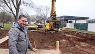 Südlich des Hallenbades haben auf der Liegewiese des Freibades die Erdarbeiten für die Erweiterung der Sauna begonnen. Betriebsleiter Edgar Beck (links) hofft, dass die neue Sauna bis Juni fertig wird. Südlich des Hallenbades haben auf der Liegewiese des Freibades die Erdarbeiten für die Erweiterung der Sauna begonnen. Betriebsleiter Edgar Beck (links) hofft, dass die neue Sauna bis Juni fertig wird.