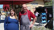 Jenny Andres und ihr Vater Peter Andres betreiben gemeinsam mit der Familie den Imbiss am Gleispark Rupboden.