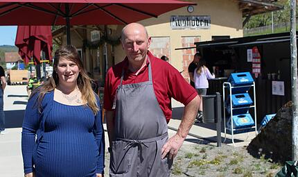 Jenny Andres und ihr Vater Peter Andres betreiben gemeinsam mit der Familie den Imbiss am Gleispark Rupboden.