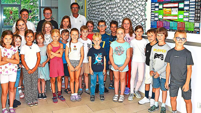 Unser Bild zeigt die Torschützenkönige des WM-Lesewettbewerbs an der Grundschule von Altenkunstadt mit dem Schulleiter Stefan Kern und der Lesebeauftragten Madlen Herold. Dieter Radziej Unser Bild zeigt die Torschützenkönige des WM-Lesewettbewerbs an der Grundschule von Altenkunstadt mit dem Schulleiter Stefan Kern und der Lesebeauftragten Madlen Herold. Dieter Radziej