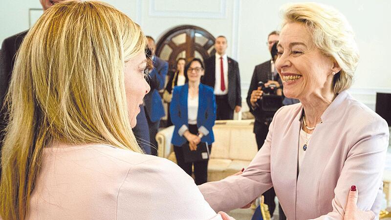 EU-Kommissionschefin Ursula von der Leyen (r.) und Italiens rechtspopulistische Regierungschefin Giorgia Meloni kamen auf Reisen offenbar pers&ouml;nlich gut miteinander aus, hier in Tunesien. Aber sollen auch die Parteien in Europa kooperieren?