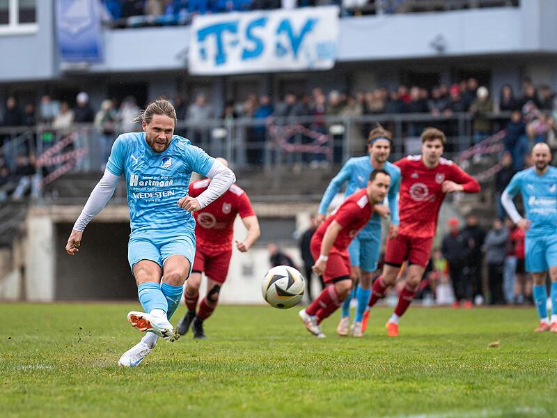 Ebermannstadts Daniel Geissler verwandelt sicher vom Elfmeterpunkt.Forchheim & Fr&auml;nkische Schweiz