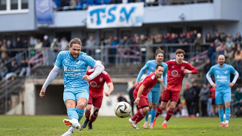 Ebermannstadts Daniel Geissler verwandelt sicher vom Elfmeterpunkt.Forchheim & Fr&auml;nkische Schweiz
