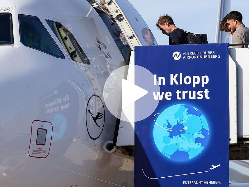 "In Klopp we trust" stand am Airport N&uuml;rnberg vor dem Flieger der Deutschen Fu&szlig;ballnationalmannschaft.
