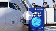 "In Klopp we trust" stand am Airport N&uuml;rnberg vor dem Flieger der Deutschen Fu&szlig;ballnationalmannschaft.