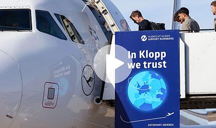"In Klopp we trust" stand am Airport N&uuml;rnberg vor dem Flieger der Deutschen Fu&szlig;ballnationalmannschaft.