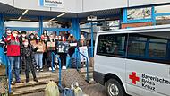 Mitarbeiter der Kleiderkammer des Bayerischen Roten Kreuzes und des Vereins "Freund statt fremd" freuen sich über die Kleiderspenden der Mittelschule Scheßlitz.