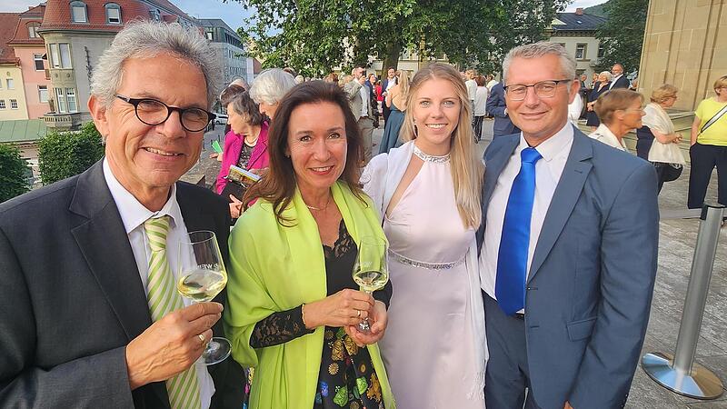Blieben noch den nächsten Tag: Claus Niederalt, Präsident der Lotterie- und Spielbankverwaltung, und seine Frau Carolin. Rechts Thomas Lutz, Projektleiter der Stadt Bad Kissingen, mit seiner Lebensgefährtin Veronica Antretter. Blieben noch den nächsten Tag: Claus Niederalt, Präsident der Lotterie- und Spielbankverwaltung, und seine Frau Carolin. Rechts Thomas Lutz, Projektleiter der Stadt Bad Kissingen, mit seiner Lebensgefährtin Veronica Antretter.