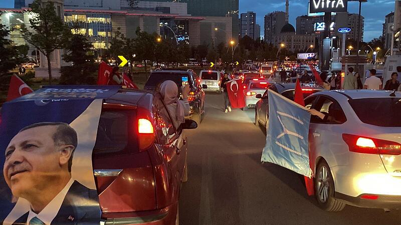 Anhänger des türkischen Präsidenten Erdogan feiern nach dem Ergebnis der Stichwahl in Ankara. Recep Tayyip Erdogan hat die Stichwahlen in seinem Land gewonnen und damit seine Herrschaft auf ein drittes Jahrzehnt ausgedehnt.