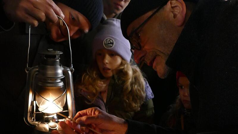 Dekan Roland Huth gab das Friedenslicht gleich an Besucher der Aussendungsfeier weiter.