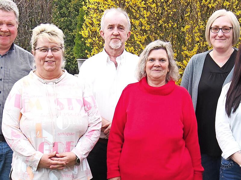 Nach der Neuwahl (von links): Kassier und Kelterwart Ingo Janson, Zweite Kassierin Ulrike M&uuml;ller, Ehrenvorsitzender Manfred M&uuml;ller, Schriftf&uuml;hrerin Bettina Orleth, Zweite Vorsitzende Ilona Coggins und Vorsitzende Franziska M&uuml;ller.