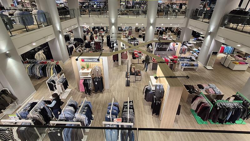 Im Kaufhaus Galeria in Bamberg ging am Freitag vordergründig alles seinen gewohnten Gang. Im Kaufhaus Galeria in Bamberg ging am Freitag vordergründig alles seinen gewohnten Gang.