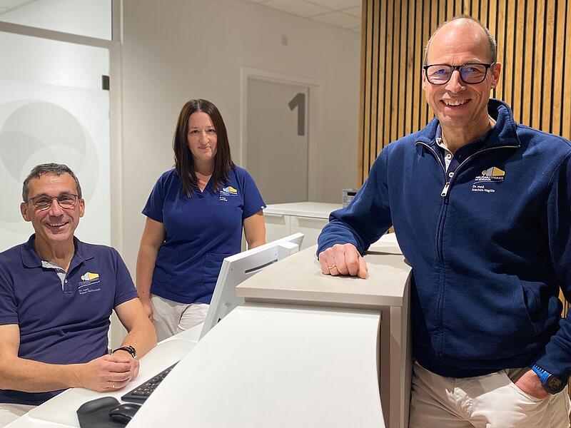 Rainer Nelkenstock (links) übergibt seinen Platz in der Hausarztpraxis am Georgipark  an Laura Sing. Sie führt die Praxis künftig mit Joachim Hagitte und Gerlinde Abert (nicht im Bild).