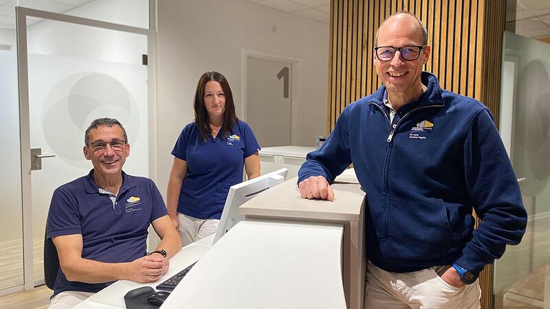 Rainer Nelkenstock (links) übergibt seinen Platz in der Hausarztpraxis am Georgipark  an Laura Sing. Sie führt die Praxis künftig mit Joachim Hagitte und Gerlinde Abert (nicht im Bild).