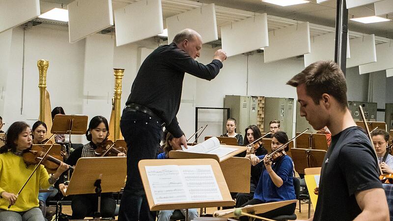 Wolfgang Lischke probt mit jungen Talenten und den Profis des Philharmonischen Orchesters für das Familienkonzert. Im Vordergrund als Solist am Marimbaphon Sebastian Bauer. Nach dem Besuch des Arnold-Gymnasiums in Neustadt studiert er inzwischen a...