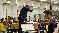 Wolfgang Lischke probt mit jungen Talenten und den Profis des Philharmonischen Orchesters für das Familienkonzert. Im Vordergrund als Solist am Marimbaphon Sebastian Bauer. Nach dem Besuch des Arnold-Gymnasiums in Neustadt studiert er inzwischen a...