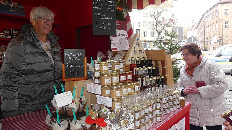 Irmgard Krammer im Verkaufsgespr&auml;ch in ihrer Bude auf dem Christkindlesmarkt in N&uuml;rnberg