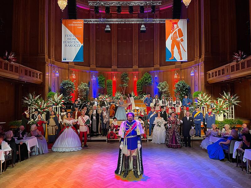 Rakoczy 2024: Festball mit Aufstellung der historischen Persönlichkeiten.Rakoczy-Fest 2024: Samstag_2024 Rakoczy 2024: Festball mit Aufstellung der historischen Persönlichkeiten.
