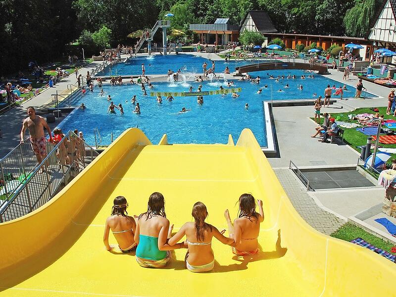 Das Freibad in Herzogenaurach liegt mitten in der Stadt.