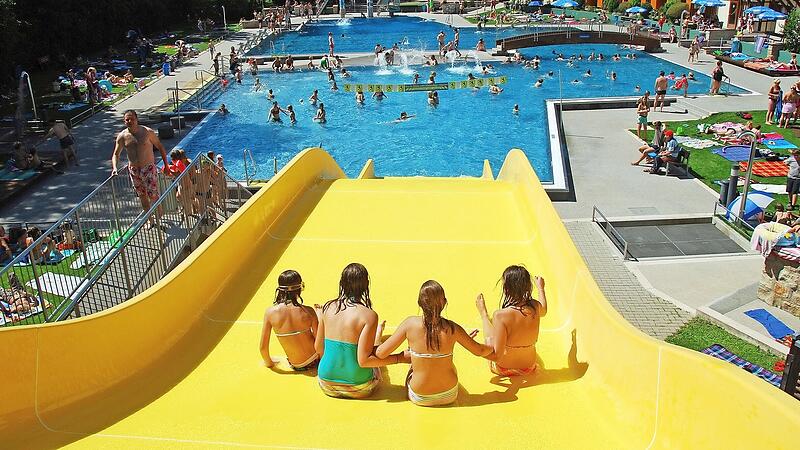 Das Freibad in Herzogenaurach liegt mitten in der Stadt.