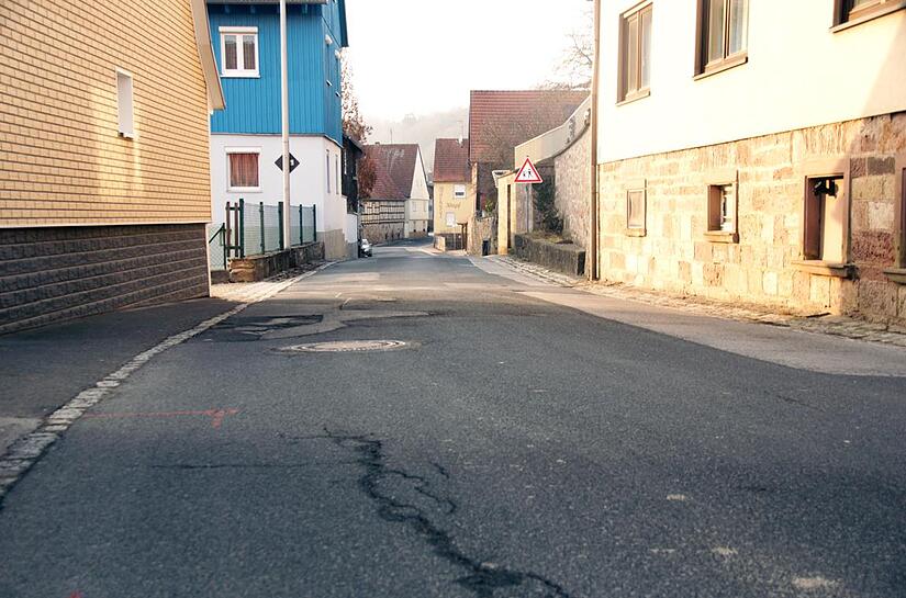Die Von-Henneberg-Straße in Aschach ist eine Schlaglochpiste. Ab Frühjahr 2025 soll sie saniert werden.