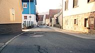 Die Von-Henneberg-Straße in Aschach ist eine Schlaglochpiste. Ab Frühjahr 2025 soll sie saniert werden.