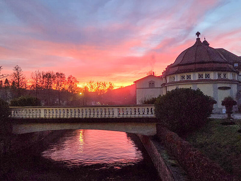 Der Nebel zieht langsam auf und die Sonne verabschiedet sich mit den sch&ouml;nsten Farben aus dem Staatsbad in Bad Br&uuml;ckenau.